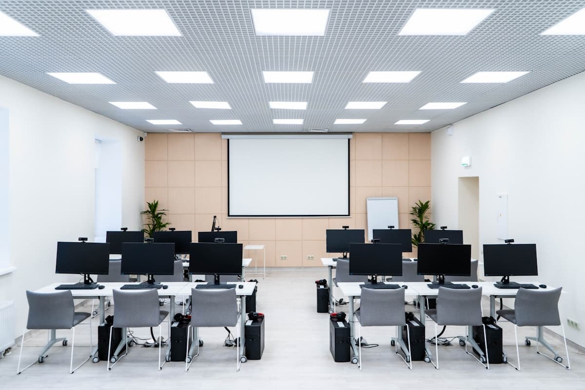 Aula informatica moderna con postazioni e computer, simbolo dell'intelligenza artificiale nella scuola