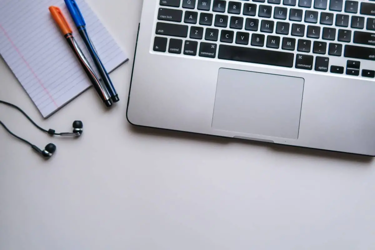 Laptop e blocco appunti su una scrivania per lo studio, a rappresentare l'uso di ChatGPT da parte degli studenti