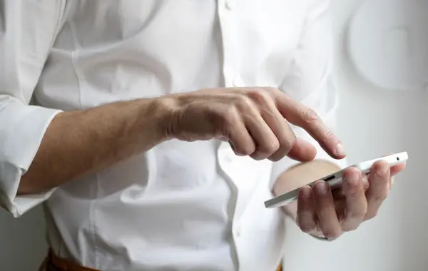 Persona che usa un'app di intelligenza artificiale su smartphone
