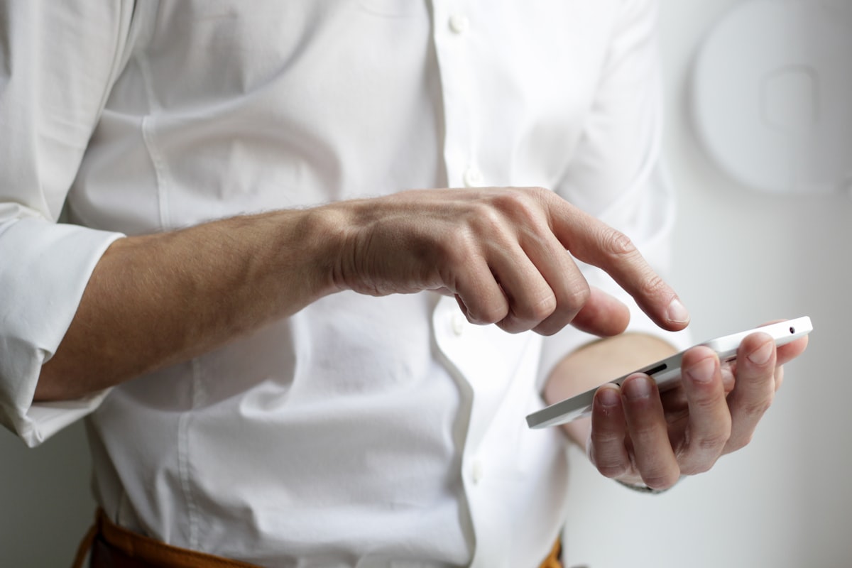 Persona che usa un'app di intelligenza artificiale su smartphone