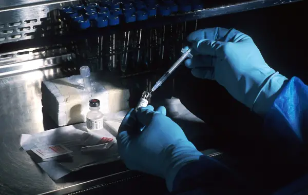 Ricercatore in laboratorio con struttura del DNA, ricerca scientifica accelerata dall intelligenza artificiale