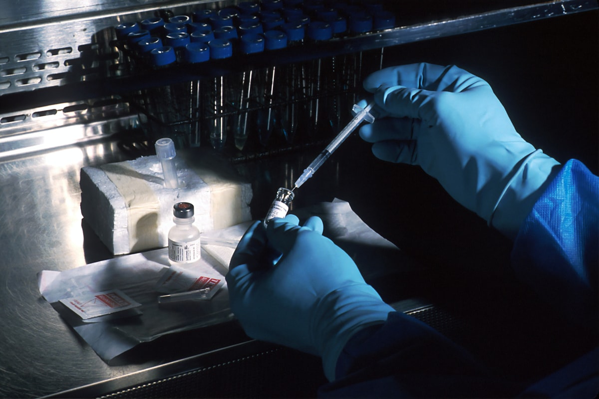 Ricercatore in laboratorio con struttura del DNA, ricerca scientifica accelerata dall intelligenza artificiale