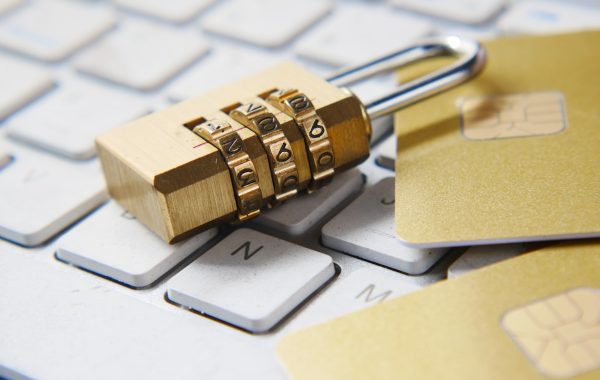 Lucchetto dorato appoggiato su una tastiera, simbolo della crittografia e della sicurezza dei dati
