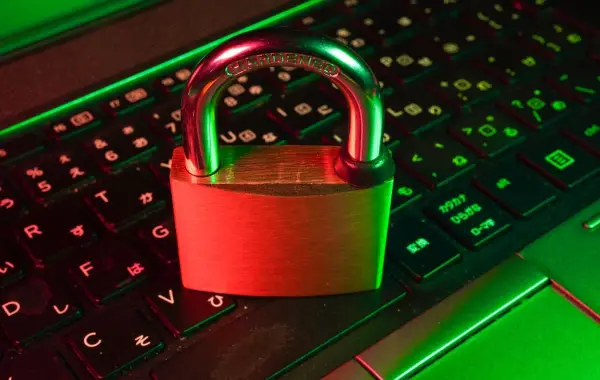 Lucchetto rosso su una tastiera nera, simbolo della sicurezza informatica e della protezione dei modelli AI dagli attacchi di prompt injection