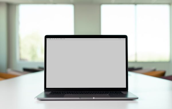 Computer portatile aperto su una scrivania chiara, a rappresentare il lavoro d ufficio con strumenti AI