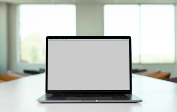 Computer portatile aperto su una scrivania chiara, a rappresentare il lavoro d ufficio con strumenti AI