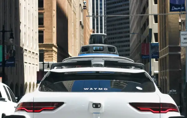 Auto a guida autonoma su una strada, esempio di intelligenza artificiale applicata alla mobilità