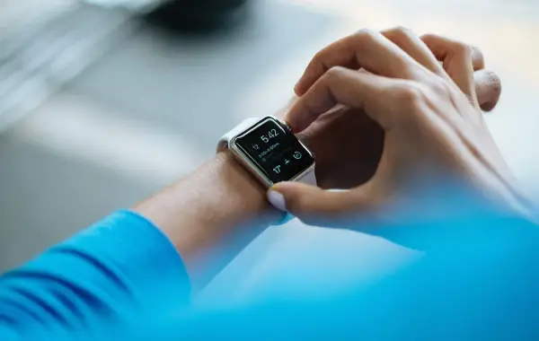 Smartwatch che mostra dati di salute, a simboleggiare la funzione Health in ChatGPT di OpenAI