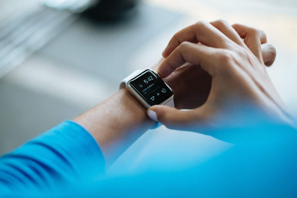 Smartwatch che mostra dati di salute, a simboleggiare la funzione Health in ChatGPT di OpenAI