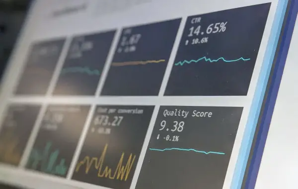 Cruscotto con metriche e punteggio di qualita che rappresenta la misurazione del valore dell intelligenza artificiale