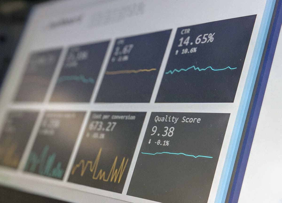 Cruscotto con metriche e punteggio di qualita che rappresenta la misurazione del valore dell intelligenza artificiale