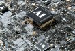 Chip per computer con il simbolo dell'intelligenza artificiale, a rappresentare l'AI nelle aziende