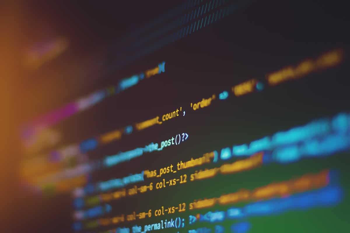 Codice sorgente su schermo, analisi automatica delle vulnerabilita con intelligenza artificiale