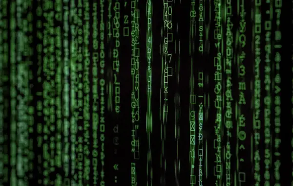 Codice informatico che scorre su uno schermo, immagine simbolo della sicurezza informatica e degli attacchi condotti dai modelli AI