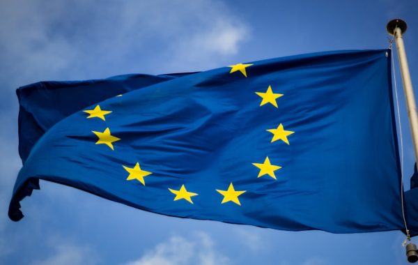 Bandiera dell’Unione europea che sventola, simbolo delle nuove regole dell’AI Act sulla trasparenza
