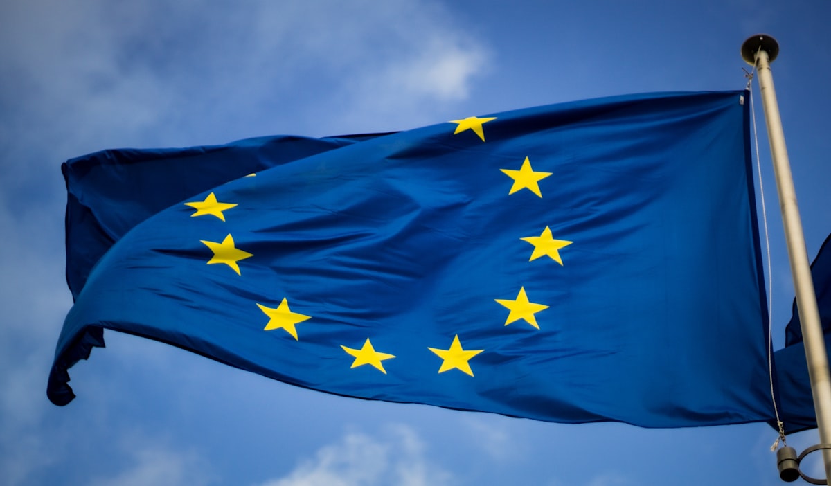 Bandiera dell’Unione europea che sventola, simbolo delle nuove regole dell’AI Act sulla trasparenza