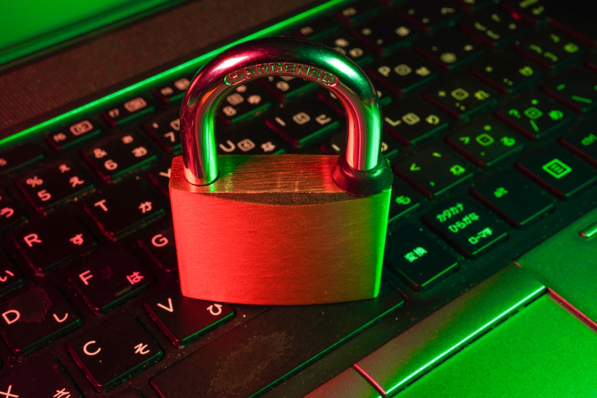Sicurezza informatica e protezione degli agenti AI, lucchetto su una tastiera di computer
