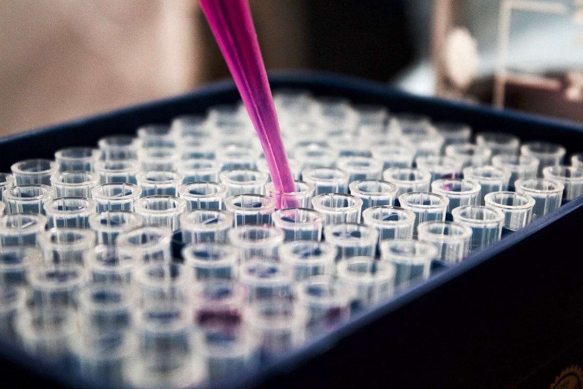 Ricercatore al lavoro in un laboratorio scientifico