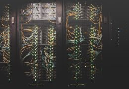 Data center con server e cablaggi di rete per il calcolo AI