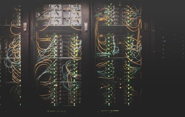 Sala server di un data center per l'intelligenza artificiale con file di rack e cavi