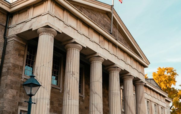 Edificio istituzionale con colonne, simbolo dei rapporti tra intelligenza artificiale e governi