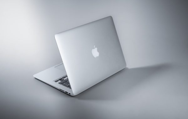 MacBook su una scrivania, simbolo dell integrazione dell AI Qwen di Alibaba in Siri e negli Strumenti di scrittura dei Mac in Cina
