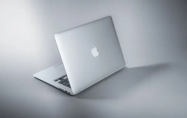 MacBook su una scrivania, simbolo dell integrazione dell AI Qwen di Alibaba in Siri e negli Strumenti di scrittura dei Mac in Cina