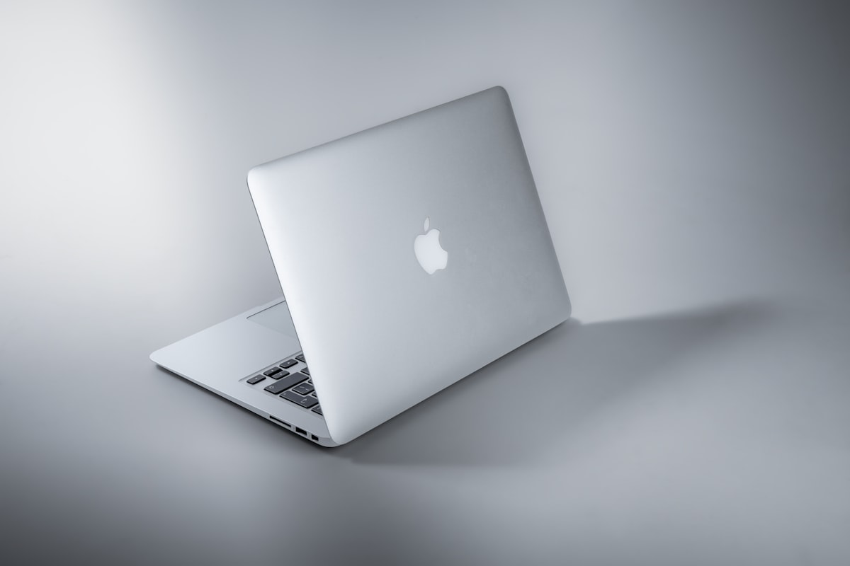 MacBook su una scrivania, simbolo dell integrazione dell AI Qwen di Alibaba in Siri e negli Strumenti di scrittura dei Mac in Cina
