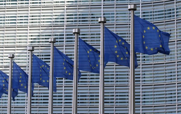 Bandiere dell'Unione Europea, simbolo dell'applicazione dell'AI Act da parte della Commissione europea