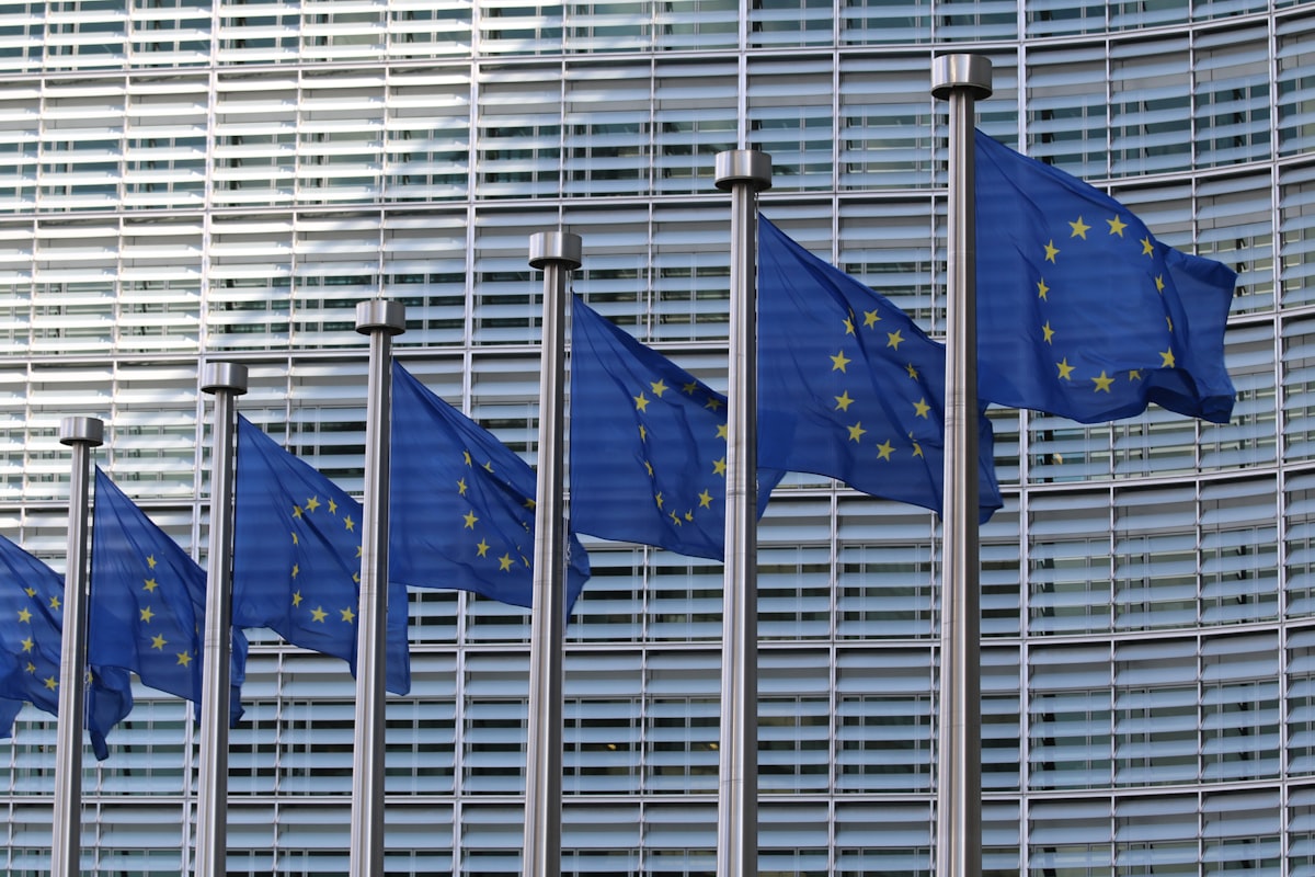 Bandiere dell'Unione Europea, simbolo dell'applicazione dell'AI Act da parte della Commissione europea