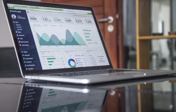 Big data e analisi dei dati: grafici e dashboard su schermo