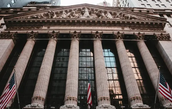 Facciata di una Borsa valori con colonne, simbolo della quotazione di OpenAI e Anthropic