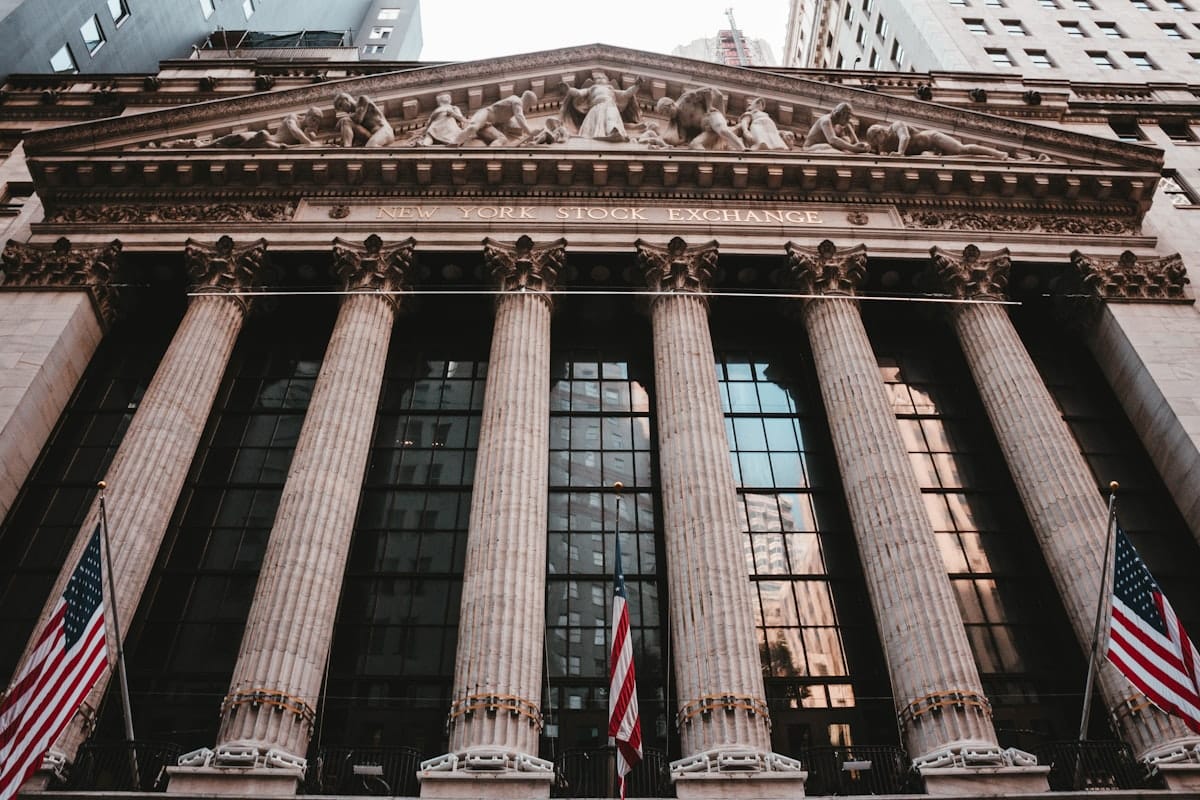 Facciata di una Borsa valori con colonne, simbolo della quotazione di OpenAI e Anthropic