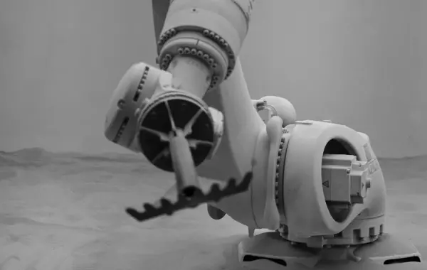 Braccio robotico industriale con pinze, immagine simbolica del Model Hardware Standard di Anthropic per il controllo dell'hardware tramite AI