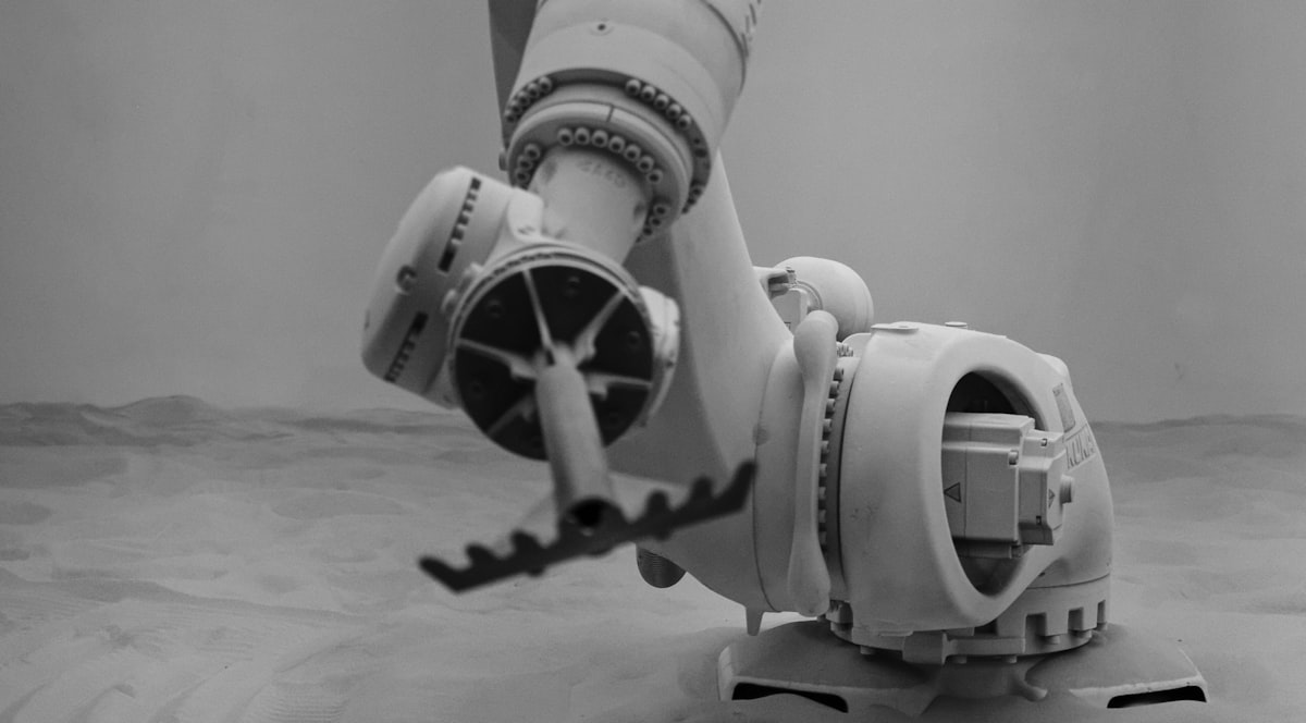 Braccio robotico industriale con pinze, immagine simbolica del Model Hardware Standard di Anthropic per il controllo dell'hardware tramite AI