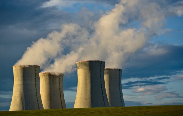 Torri di raffreddamento di una centrale nucleare, simbolo dell'energia che alimenta i data center dell'intelligenza artificiale