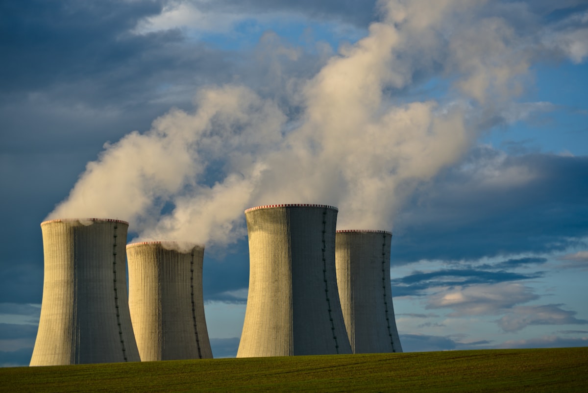 Torri di raffreddamento di una centrale nucleare, simbolo dell'energia che alimenta i data center dell'intelligenza artificiale