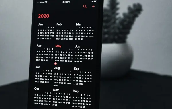 Smartphone e laptop con app di calendario e posta, i connettori di ChatGPT collegati a Google