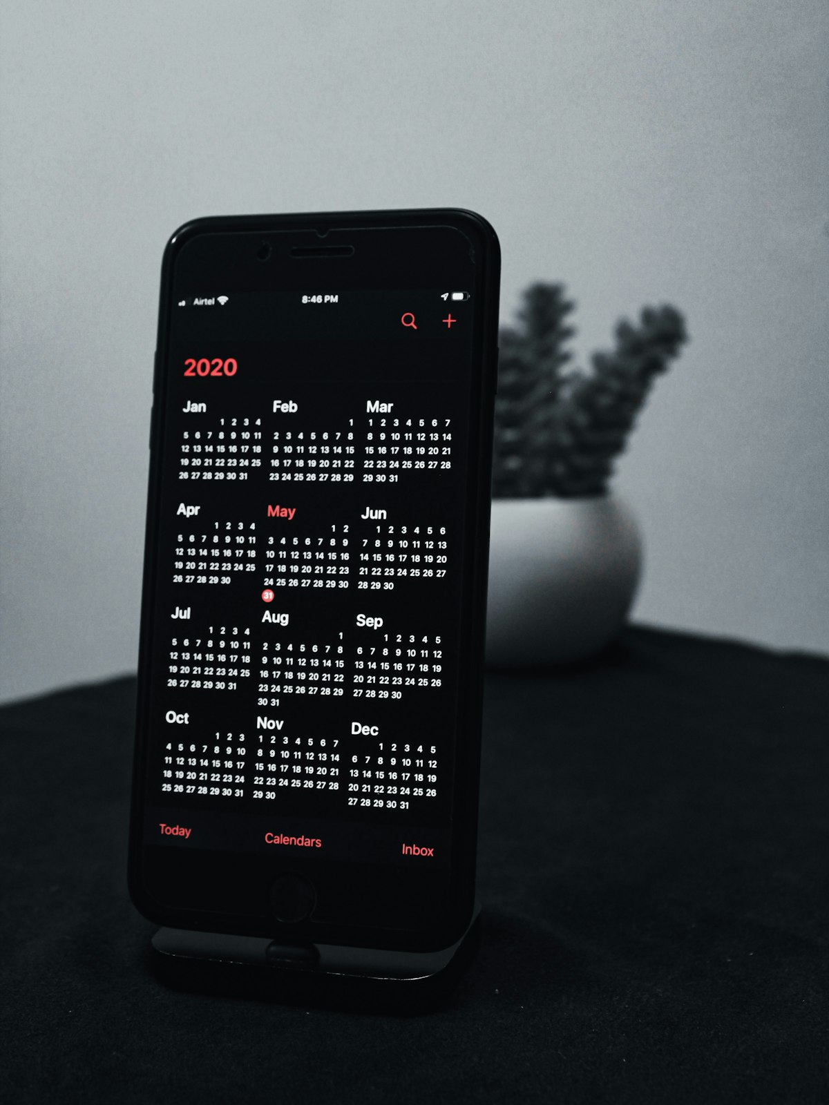Smartphone e laptop con app di calendario e posta, i connettori di ChatGPT collegati a Google