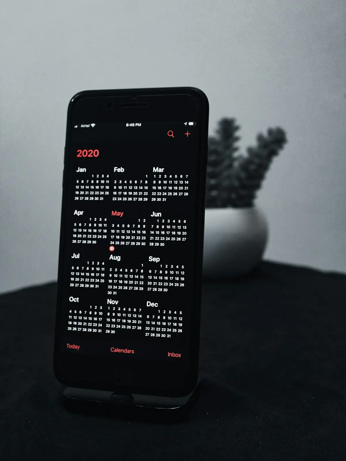 Smartphone e laptop con app di calendario e posta, i connettori di ChatGPT collegati a Google