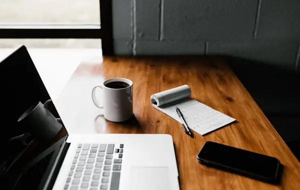 Computer portatile aperto su una scrivania, spazio di lavoro digitale