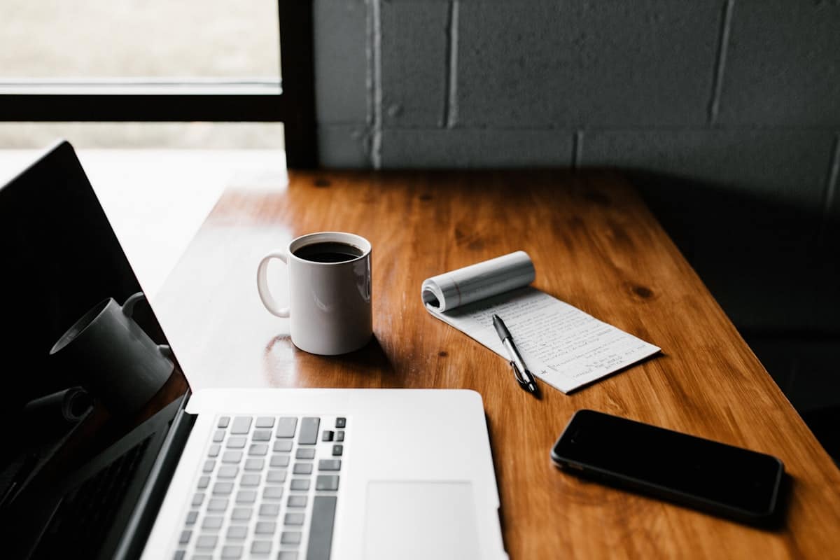 Computer portatile aperto su una scrivania, spazio di lavoro digitale