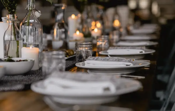 Tavolo di ristorante apparecchiato, immagine simbolica delle prenotazioni ristorante dentro ChatGPT