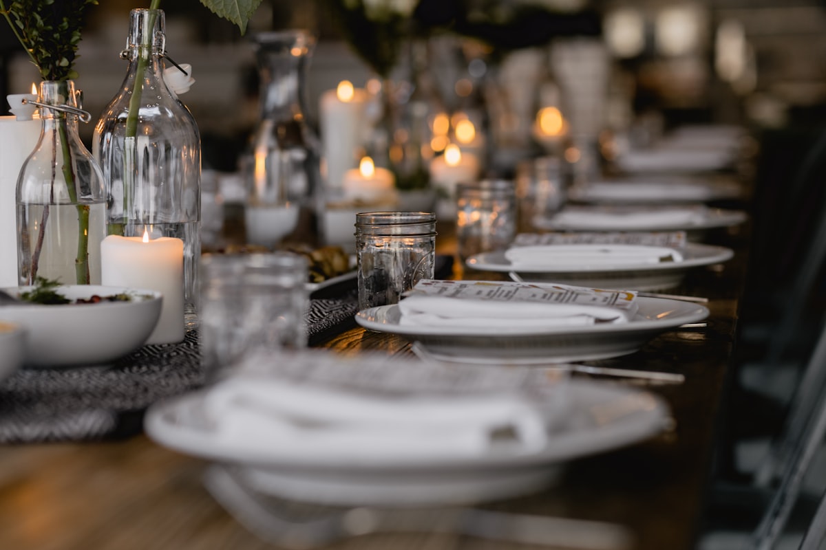 Tavolo di ristorante apparecchiato, immagine simbolica delle prenotazioni ristorante dentro ChatGPT