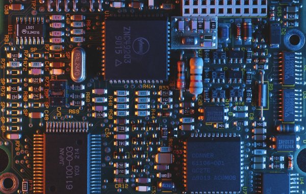 Chip AI su misura, primo piano di un microprocessore su scheda a circuito
