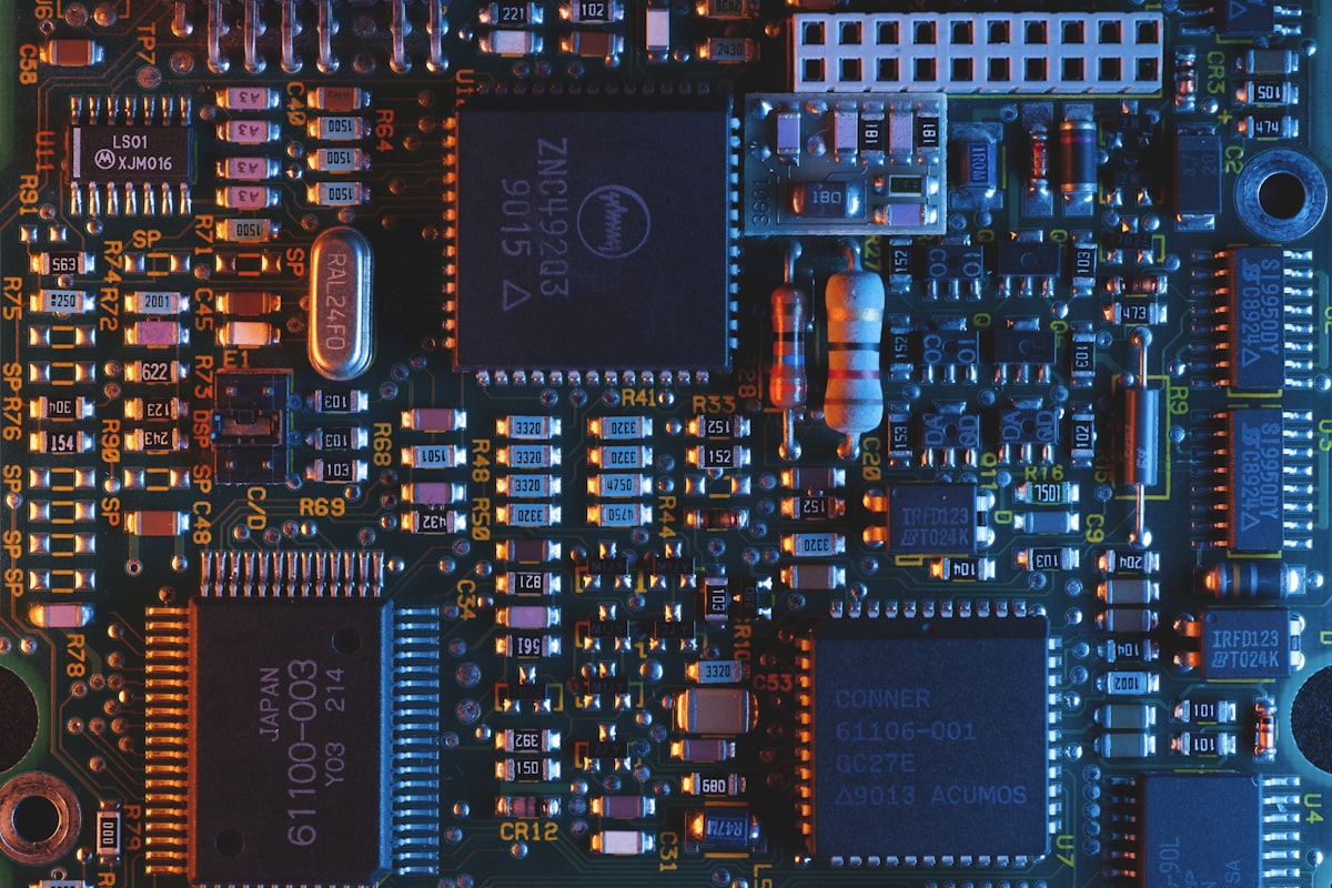 Chip AI su misura, primo piano di un microprocessore su scheda a circuito