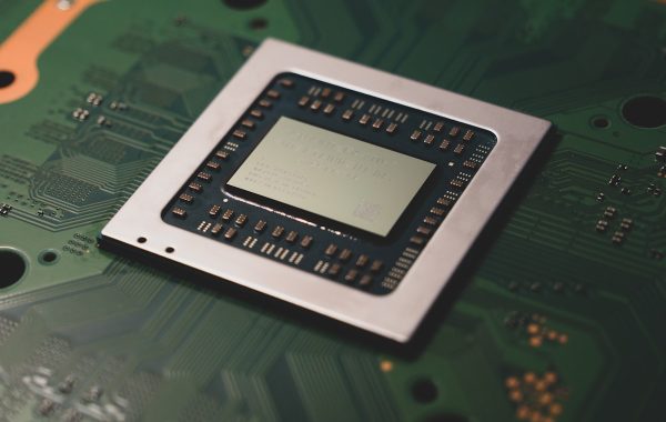 Primo piano di un chip processore su un circuito stampato, immagine simbolica del chip AI Jalapeno di OpenAI