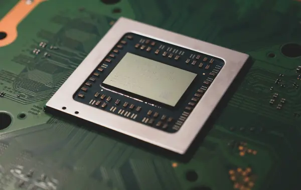 Primo piano di un chip processore su un circuito stampato, immagine simbolica del chip AI Jalapeno di OpenAI