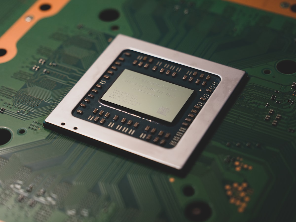 Primo piano di un chip processore su un circuito stampato, immagine simbolica del chip AI Jalapeno di OpenAI