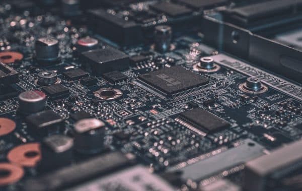 Primo piano di un chip su una scheda a circuito stampato, i processori al centro della corsa all'inferenza AI
